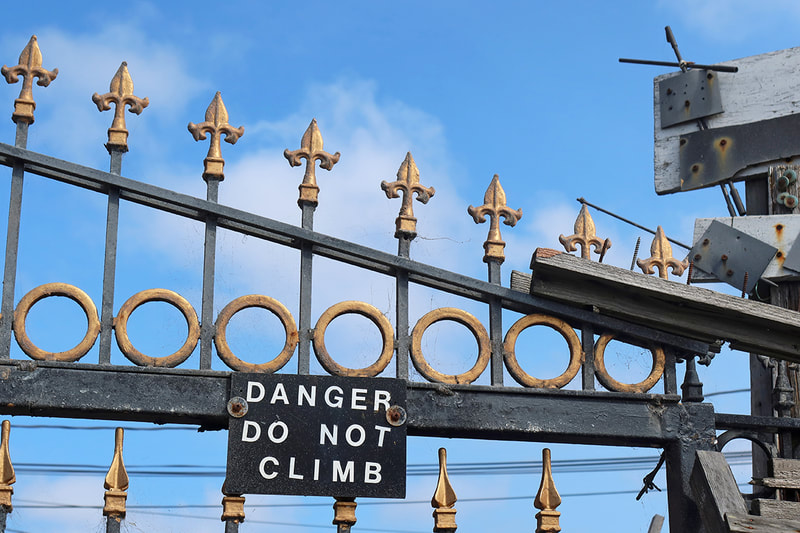 danger do not climb sign on fence