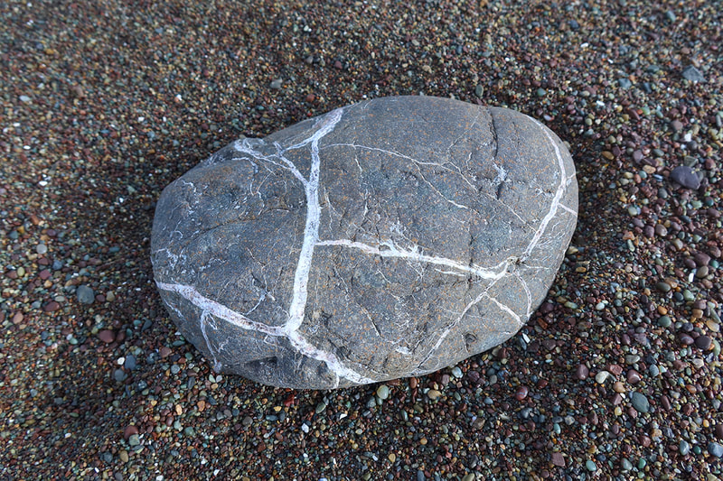 stone on pebbles 